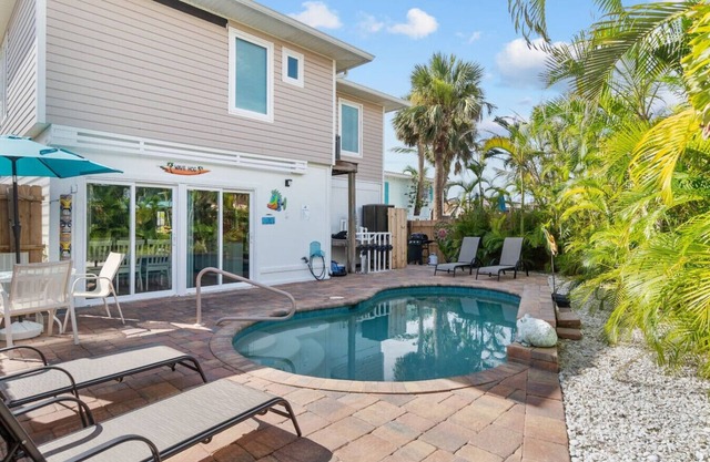 Salty Air Retreat: Heated Pool, Walk to Beaches!