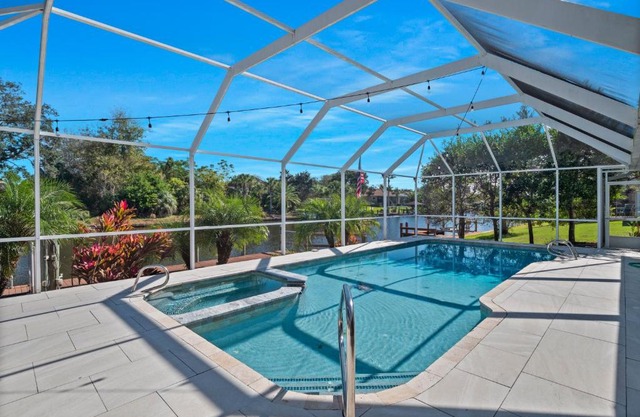 SALTY TURTLE Luxury Salt Water Pool Home on Salt Water Canal with Tiki Bar