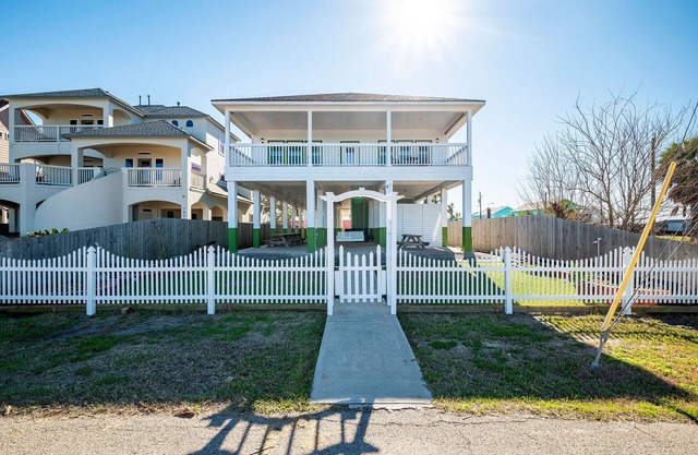 San Leon Vista Del Mare with Pool and Private Pier - Galveston, TX