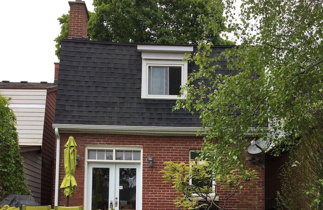 Sanctuary in the city, quiet neighbourhood, lovely gardens. Steps to transit.
