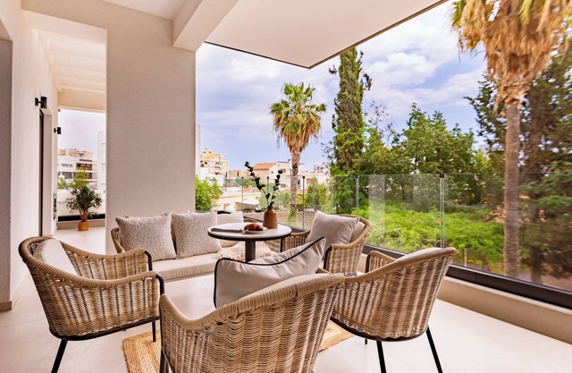 Sanders Breeze - Bright 2 bdr apartment with balcony