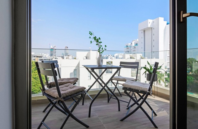 Sanders Evolution - Cute 3-Bdr Apt w/ Shared Pool