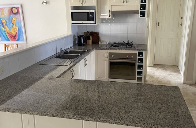 Sandowne House - Families and fisher peoples favourite close to beach