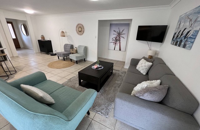 Sandstone Point (SEQ) Bribie Holidays Family Home, pet friendly