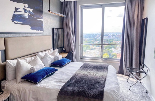 SandtonCity-Apartment-Sleeps2-Pool-Parking