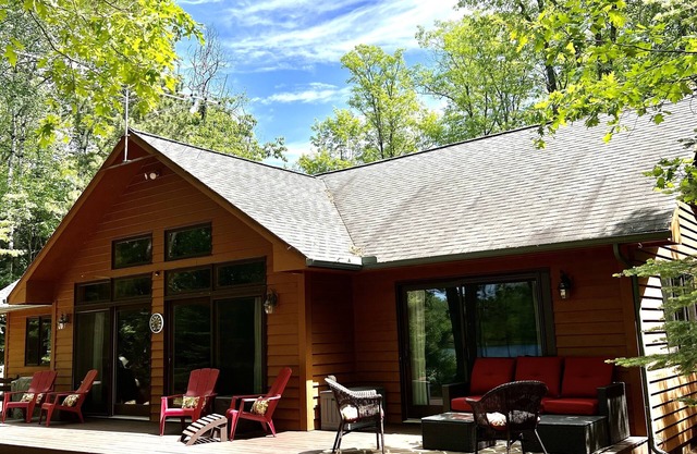 Sandy beach, quiet lake, great fishing & beautiful sunsets w/2 kayaks & gameroom