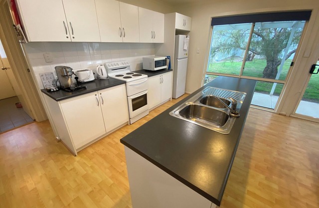 Sandy Feet Retreat- Short walk to the beach. Dog friendly!