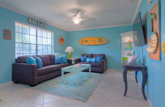 Sandy Feet Retreat, 3 Beds, Walk to Beach, Shops & Pier, Beach Items Included