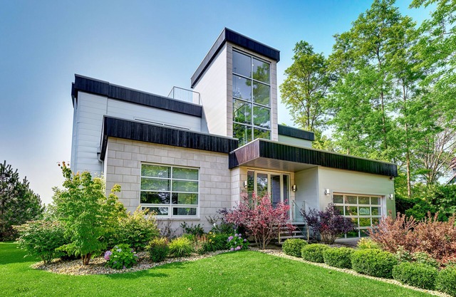 Sandy Shores: Stunning Modern Beach House with Sunset views over Lake Michigan