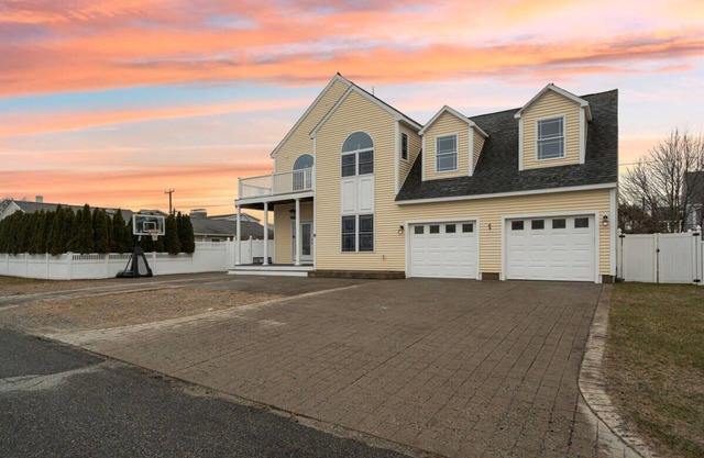 Sandy Toes | Ocean Views | Steps to Beach | Deck