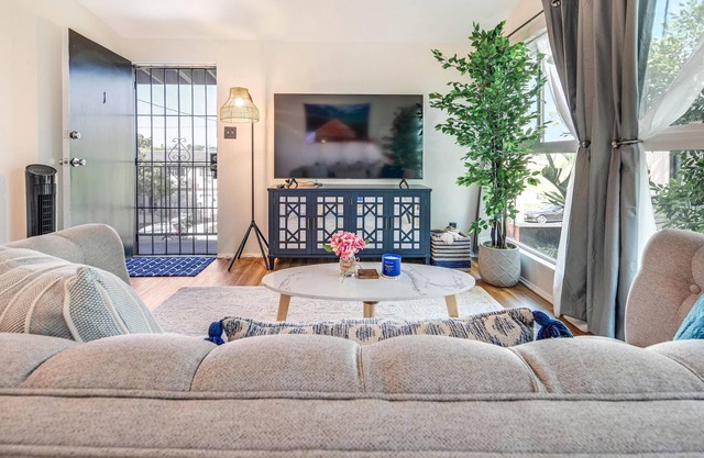 Santa Monica Beach Suite. Off street parking and walking distance to everything!