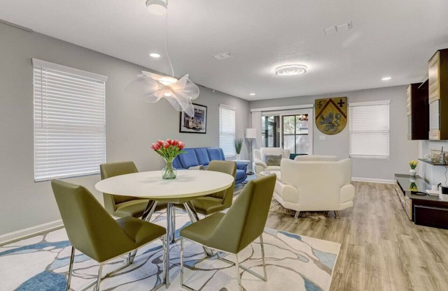 Sapphire Echo for 6 (Close for Downtown)