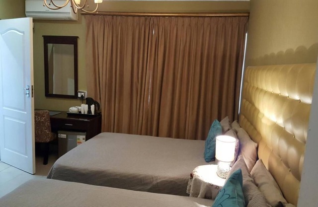 Savoy Lodge with Breakfast included! - Budget standard double room 3