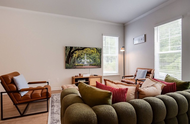 SavvyRetreat KingBed-Pool-Gym-15 Mins to Downtown SAV