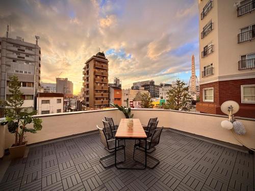 sazaya 広々プライベートデッキ付き一棟貸切 最寄駅から徒歩30秒 海遊館5分 USJ15分 !大人気の鬼滅の刃-無限城風の天井装飾