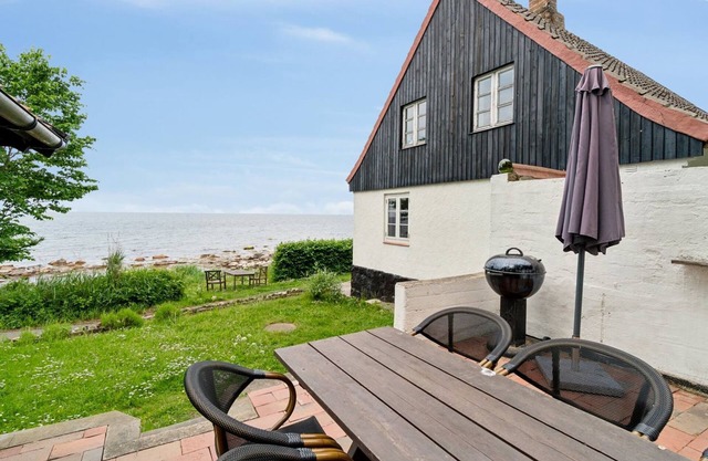 "Scarlet" - 5m from the sea by Interhome