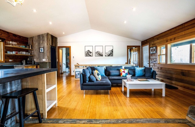 Scenic 4 Bedroom Mountain Home with AC+Fenced Yard