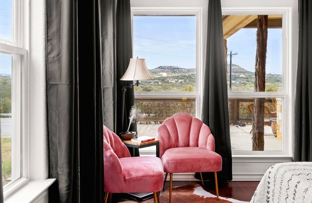 Scenic Getaway: Game Room, King Suite, Firepit & Prime Location