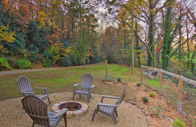 Scenic Hendersonville Escape - Pets Welcome!