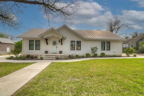 Schubert Inn-Main with Pool and Grill - 2Blks to Main