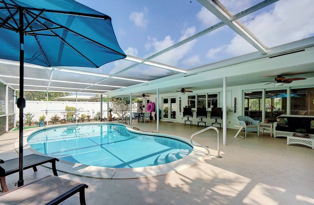 Screened-In Heated Pool and 5 min from the beach. Child friendly.