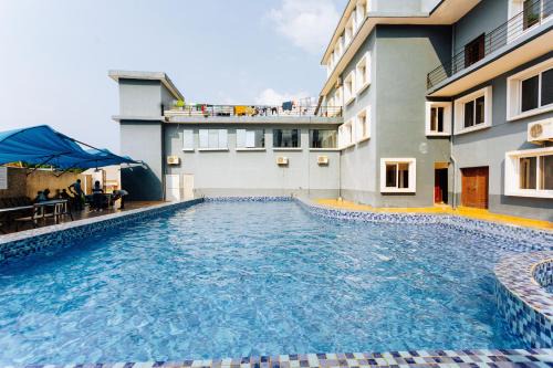 Sea Breeze Apartment with 3BRs-Pool Walk to Beach, Gen Set