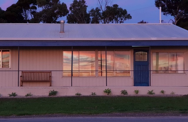 Sea Breeze at Hardwicke Bay - holiday home on the foreshore
