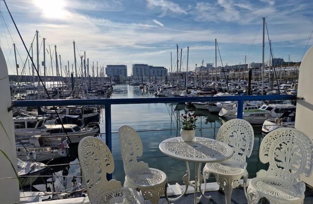 Sea Breeze in Brighton Marina with Free Parking