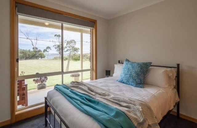 Sea Eagle Retreat - Waterfront Property Only Minutes to Bay Of Fires & St Helens