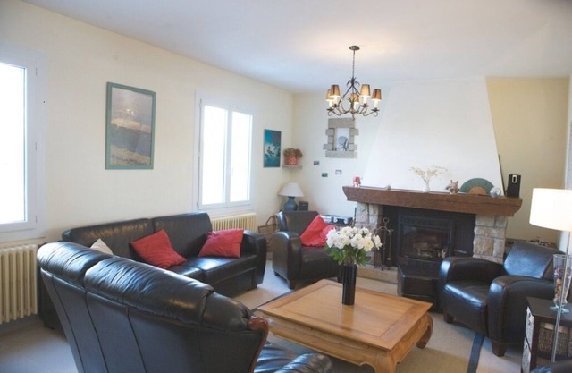 SEA-FACING VILLA IN LARGE, COMFORTABLE GARDEN + 200M2