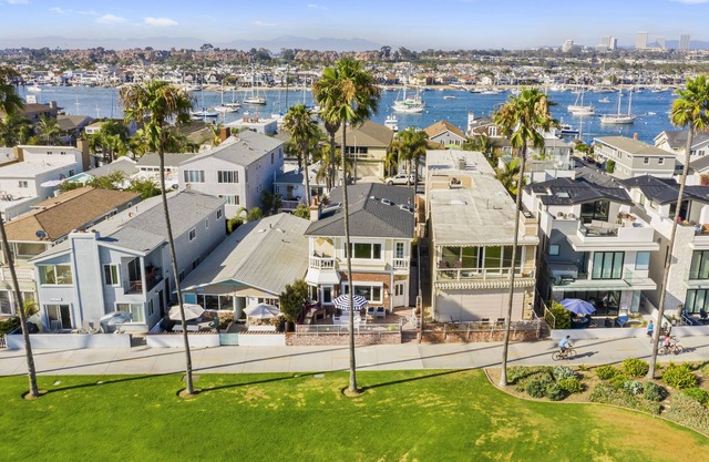 Sea Glass by AvantStay | 5BR Unique Beach House on Balboa Peninsula w/Patio