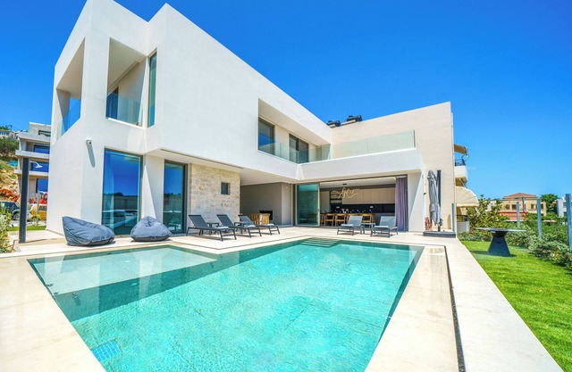 Sea Novels Villa: Walk to Beach & Near Chania/Private Pool/Games Room