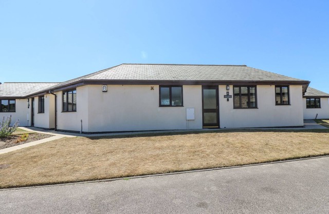 SEA SHORE, pet friendly, country holiday cottage in Marazion