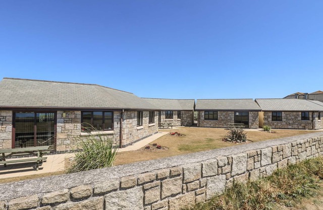 SEA SPRAY, family friendly, country holiday cottage in Marazion