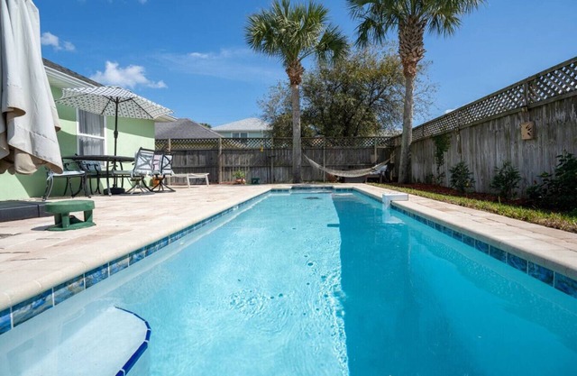 Sea Turtle Beach Cottagen2/2 with bikes and pool