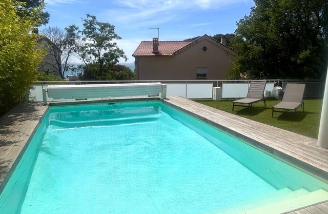 Sea view apartment with swimming pool and garden for 6