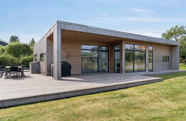 Sea view and comfort in architect-designed home