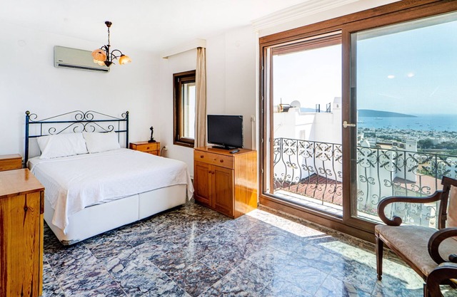 Sea View House w Garden and Balcony 8 min to Beach