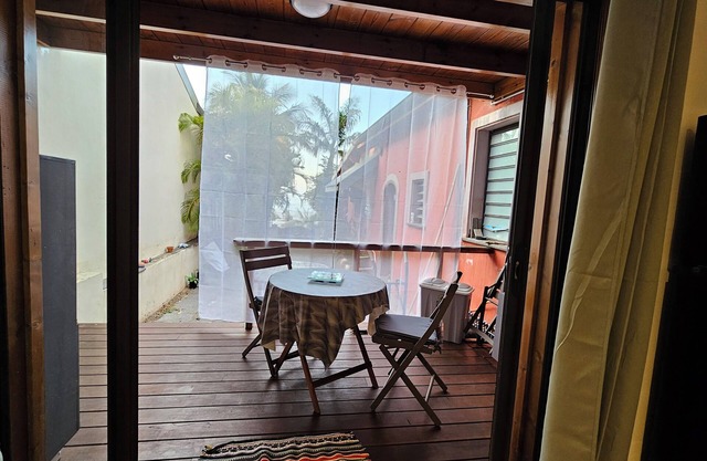 Sea-view studio ideally located for touring the island, with shops close by.