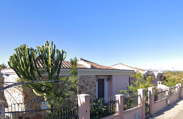 Sea view villa at walking distance from the beach