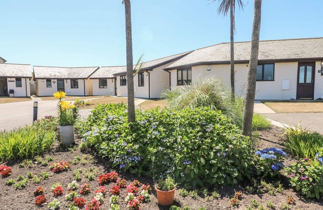 SEABREEZE, country holiday cottage, with a garden in Marazion