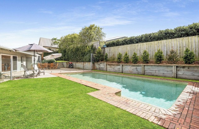 Seabreeze Portsea : 4 BR, 2 BA in Portsea, Sleeps 9