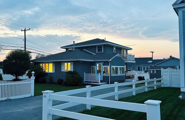 Seabrook Beach House 4 BR Sleeps 10 - 100 steps to beautiful sand beach