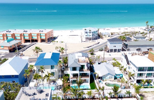 Seaclusion~Across from the Beach~ Heated Pool!