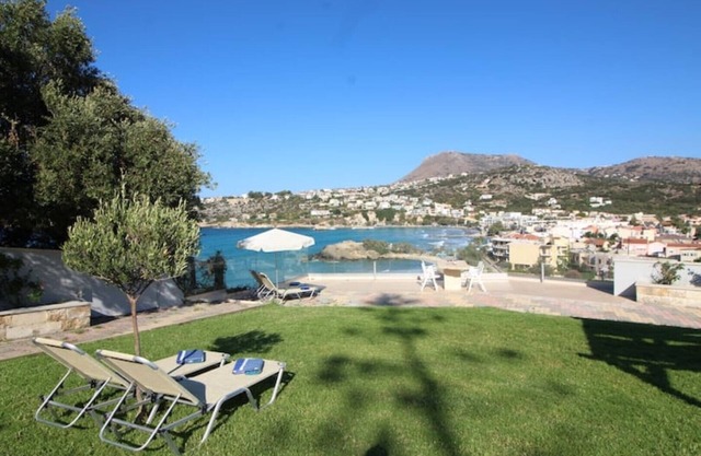 SeaDream Beachfront Villa with sea view and jacuzzi