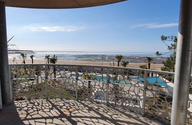 Seafront Apartment, Direct Beach Access, Balcony, Pool, Jacuzzi, Parking, Sleeps 6
