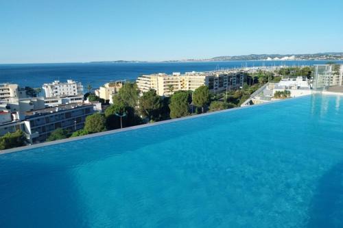 Seafront apartment with pool and comfort