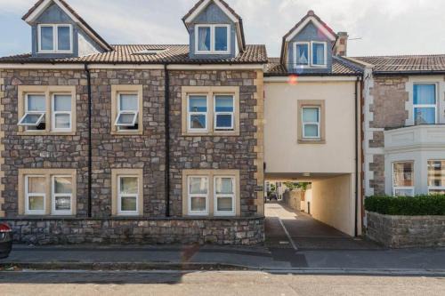 Seafront flat-private parking-short walk to town