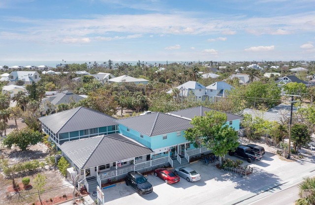 Seahorse Suites #5. Steps to Beach, Cafés , Shops!