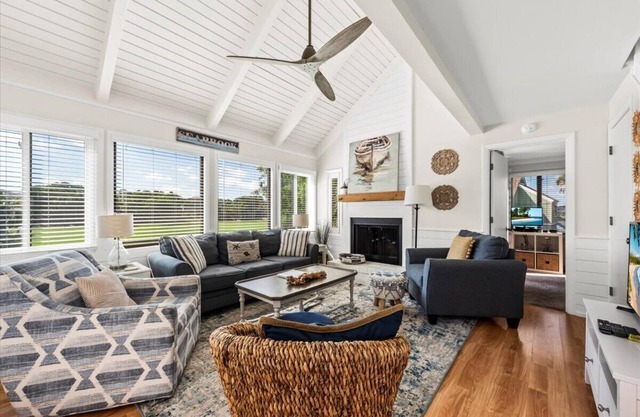 Sealoft Stunner near beach with amenity Cards. Golf views.